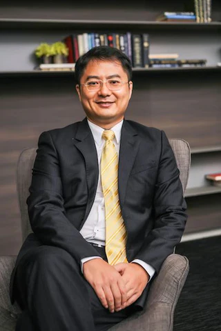 Li Jun, Chairman of Apex Asia Development, with over 25 years of experience in real estate. Known for overseeing major projects in China and establishing Qingjian Realty in Singapore, he has led the company to achieve a diverse portfolio, reflecting his expertise in the real estate market.